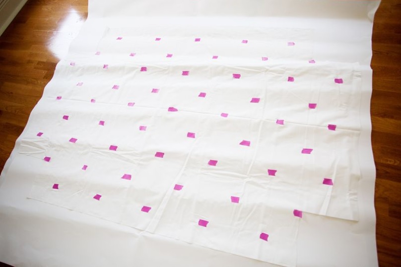 Из отреза приятной хлопковой ткани я сама сшила простыню для детской кроватки и украсила ее штампованной клубничкой