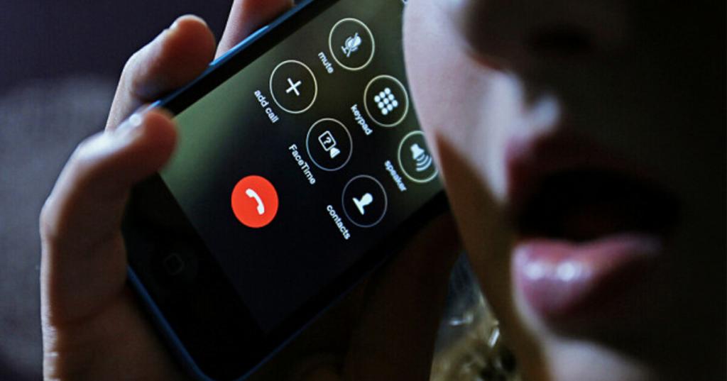 Телефон мигает - вас прослушивают: знаки, по которым можно определить шпионаж