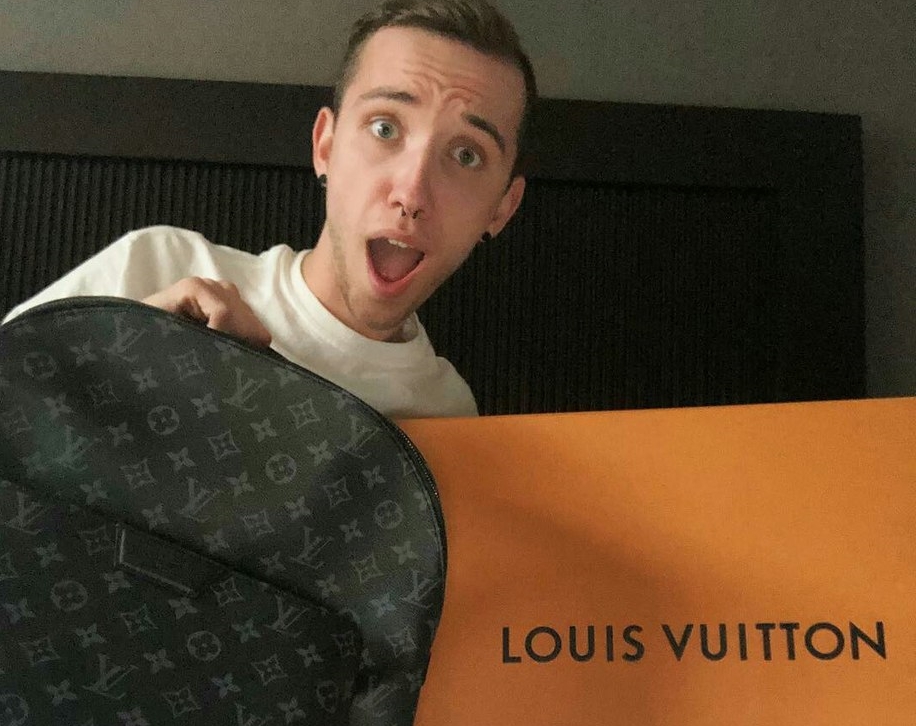 Кайли Дженнер устраивает розыгрыш для своих подписчиков в "Инстаграме": совершенно бесплатно каждый имеет шанс получить одну из нескольких сумок Louis Vuitton и карту с 20 000 долларов