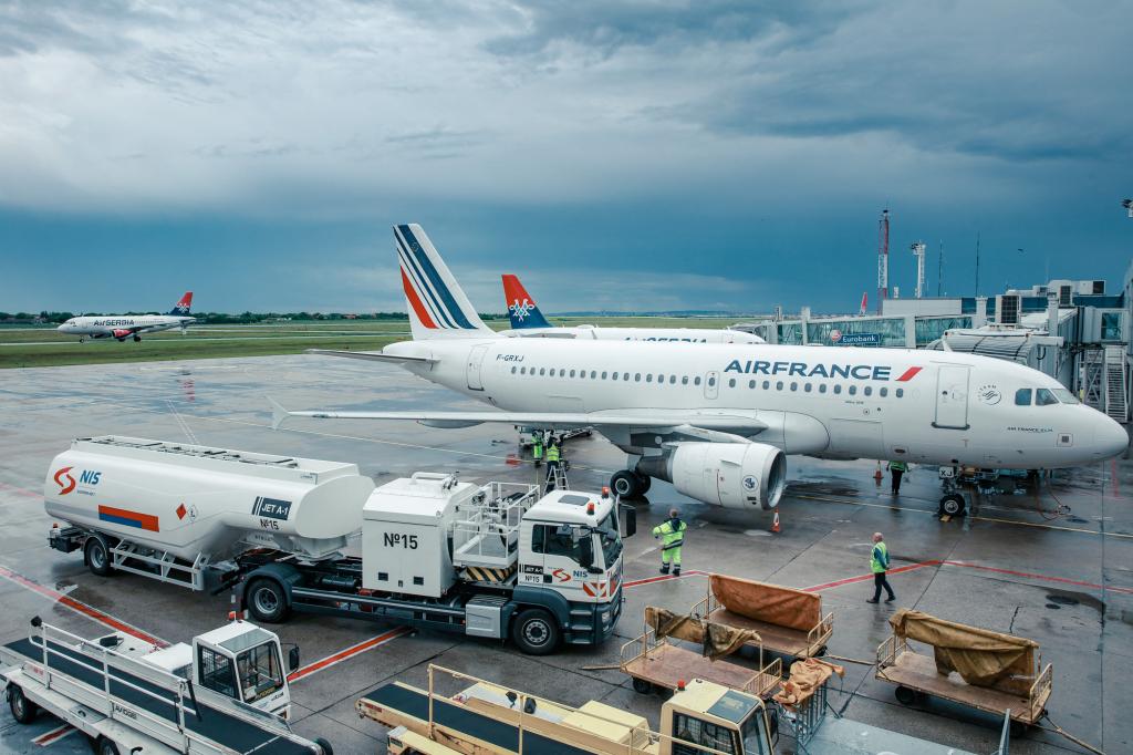 Все самолеты задействованы в выполнении перелетов: "Уральские авиалинии" функционируют в полном объеме, чего не сказать про главного перевозчика Франции - в Air France грядет череда сокращений