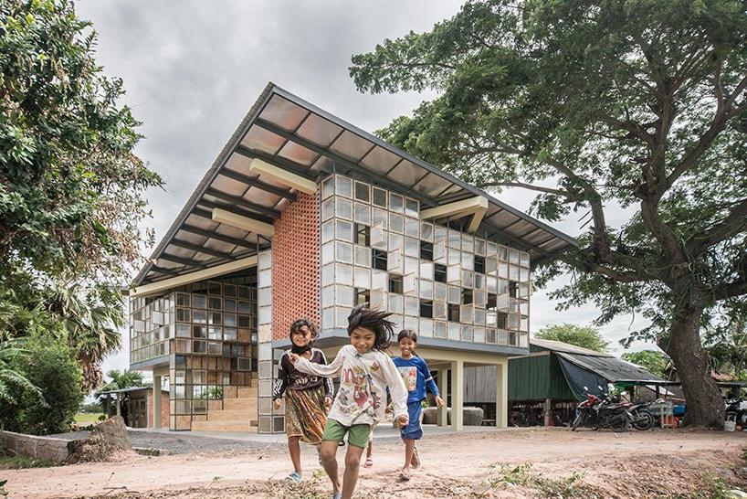 Здесь стены - полки, по которым можно полазить: необычная школа в Камбодже, где дети учатся проектированию