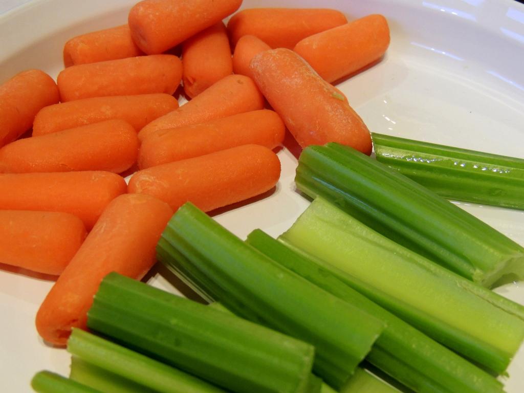 Подруга показала, как сохранить свежесть моркови и сельдерея больше месяца: лайфхак
