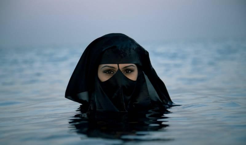 Жена купается в море без купальника