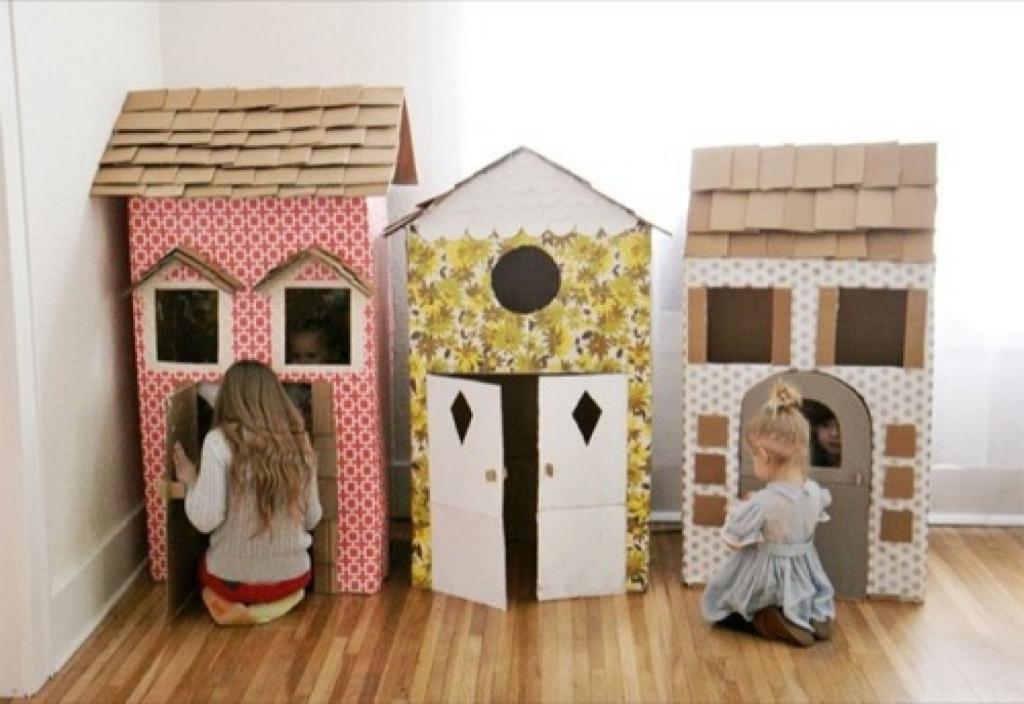 Из больших картонных коробок я сделала для детей настоящий мини-городок. Это очень просто, а радости детей нет предела