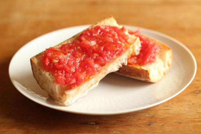 Белый хлеб с томатной 