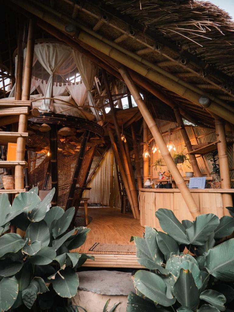 Архитекторы построили открытый бамбуковый дом на Бали: 3 этажа и 80 кв.м счастья и гармонии с природой
