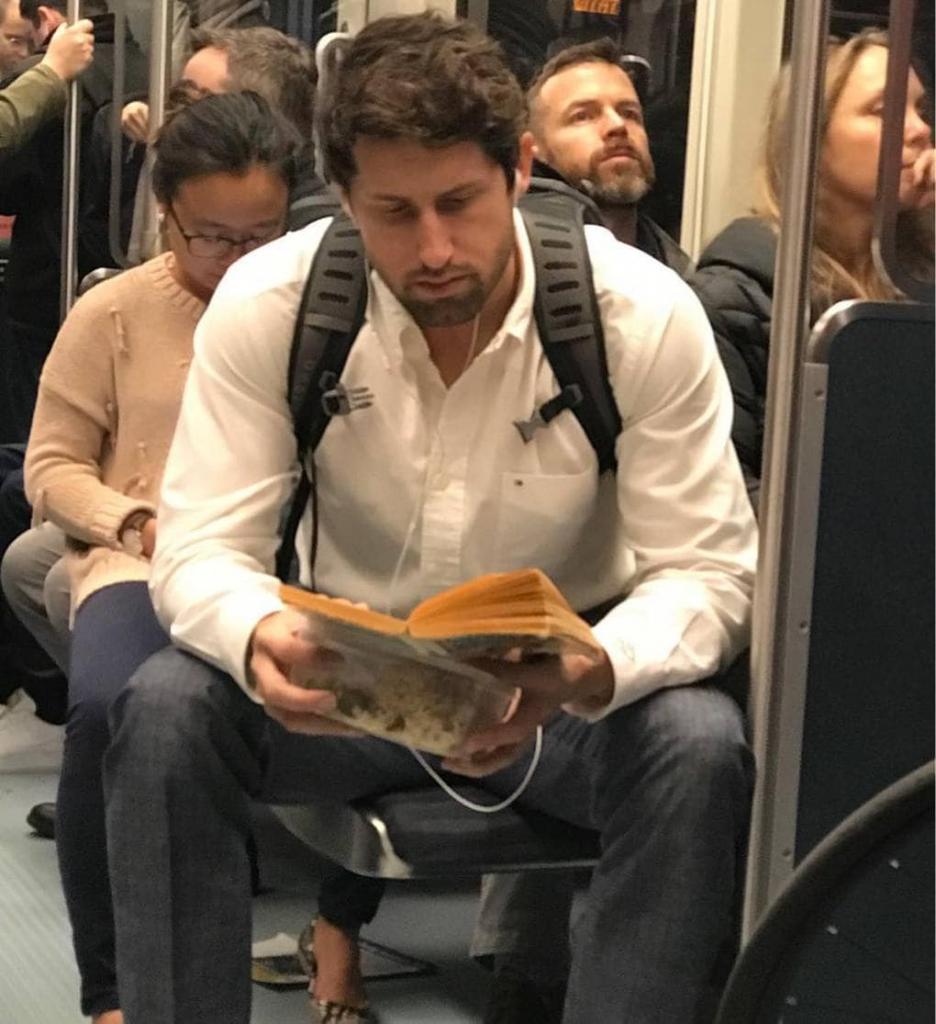 Это не Библия и не "Гарри Поттер": названы самые популярные книги пассажиров электричек