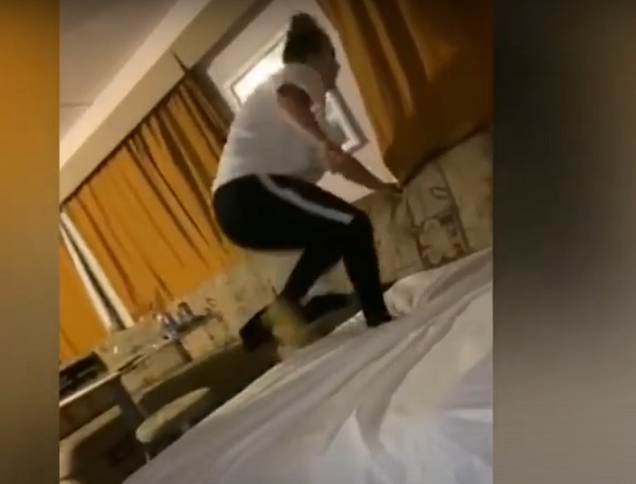 Женщина просто хотела застелить диван, но это занятие оказалось экстремальным (смешное видео)