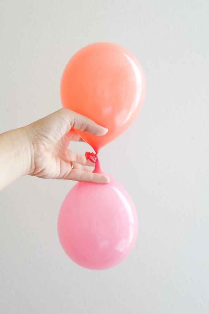 К детскому дню рождения я сама сделала красивую, яркую гирлянду из воздушных шаров: сразу создает праздничную атмосферу