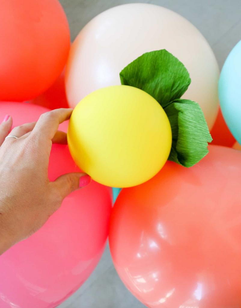 К детскому дню рождения я сама сделала красивую, яркую гирлянду из воздушных шаров: сразу создает праздничную атмосферу