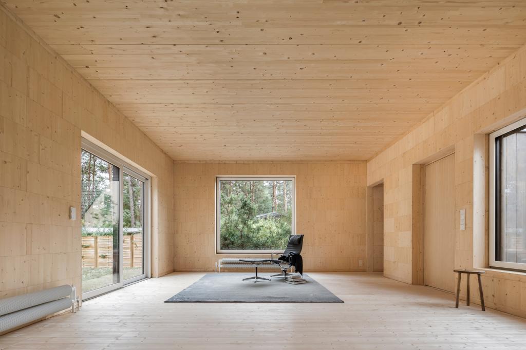 Архитектурная студия построила деревянный дом из 5 блоков, чтобы вписать его в расположение сосен в лесу: красиво и с заботой о природе