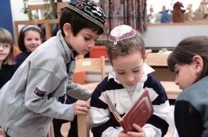 Капля меда в книге. Как поступают еврейские родители, если их ребенок не хочет учиться читать
