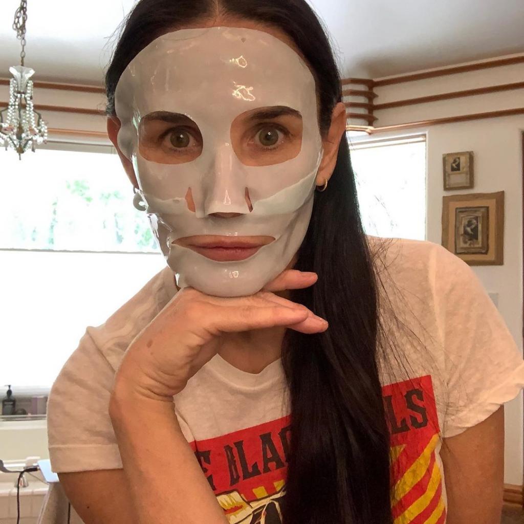 Деми Мур выглядит неузнаваемой на новом фото, под которым она призывает поклонников носить маски