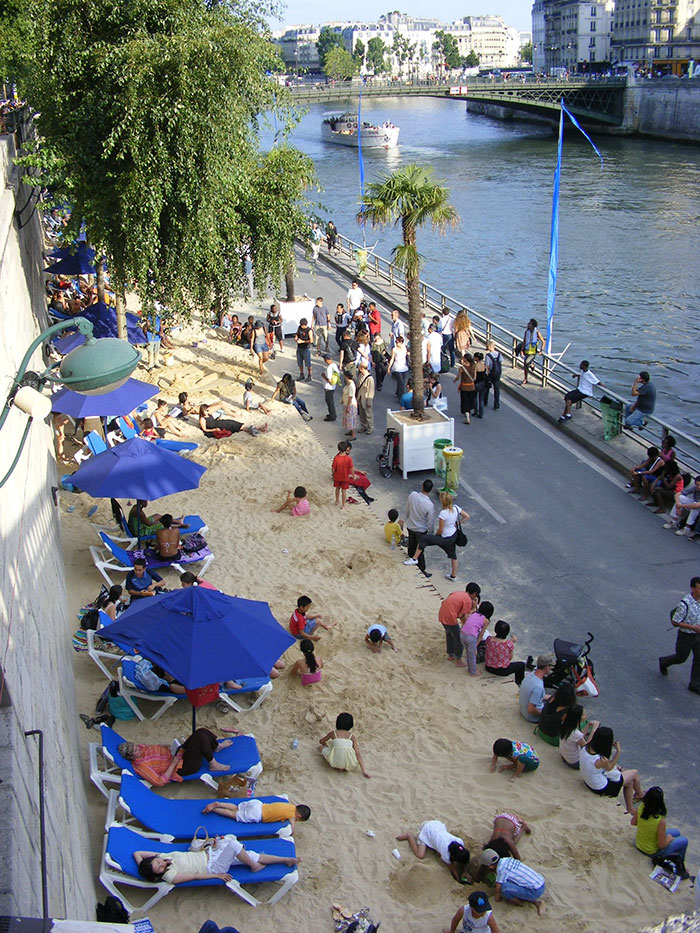 В Париже начинает работать плавучий кинотеатр, где все смотрят фильмы, сидя в лодках