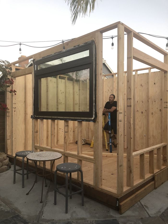 Мужчине потребовалось 3 месяца, чтобы построить во дворе уютную кофейню: все в честь дочери