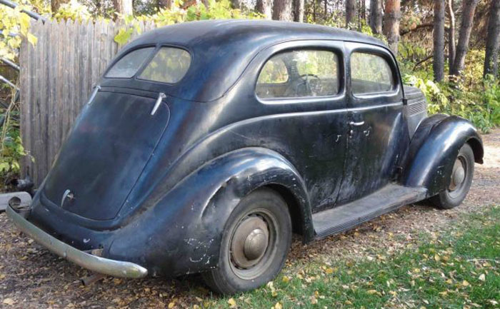 Ford Tudor 1937 года - удивительный автомобиль с одноколесным прицепом. На одометре раритета всего 2000 миль