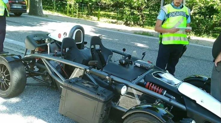 Полицейские во Франции не поверили глазам, когда увидели автомобиль "Формулы-1": это был немецкий турист