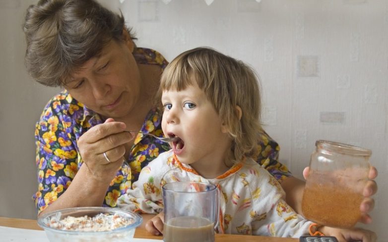 Как бабушки вредят здоровью своих внуков, пока те гостят у них (теперь хорошо подумайте, прежде чем отправить ребенка в гости)