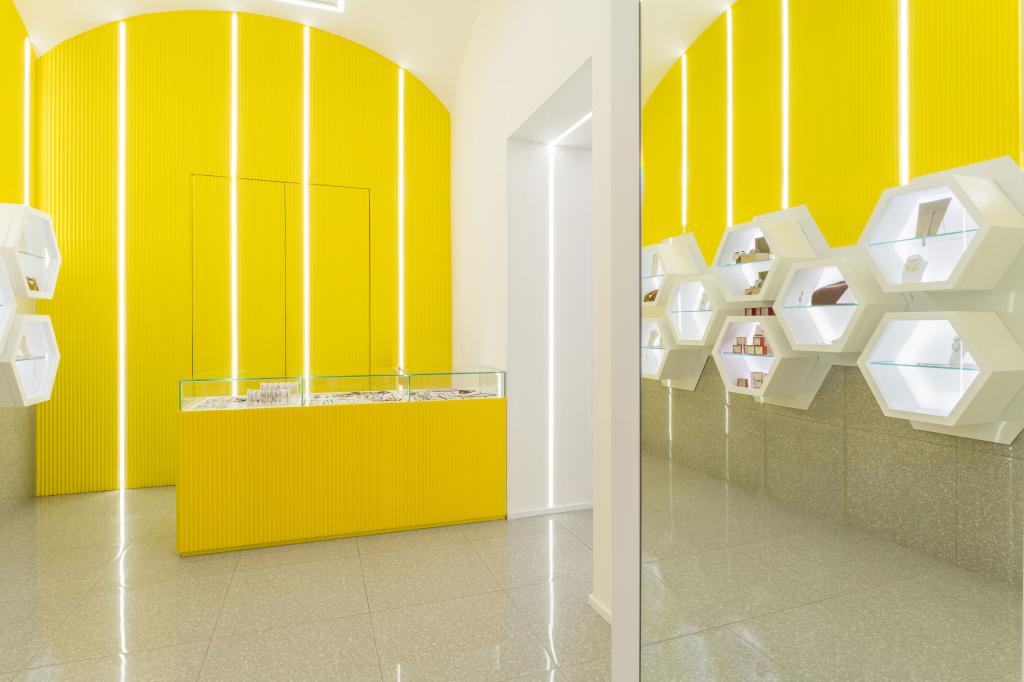 Дизайнеры очень живописно украсили ювелирный магазин в Неаполе, сделав витрины в форме пчелиных сот, а одну из стен даже покрыли мхом