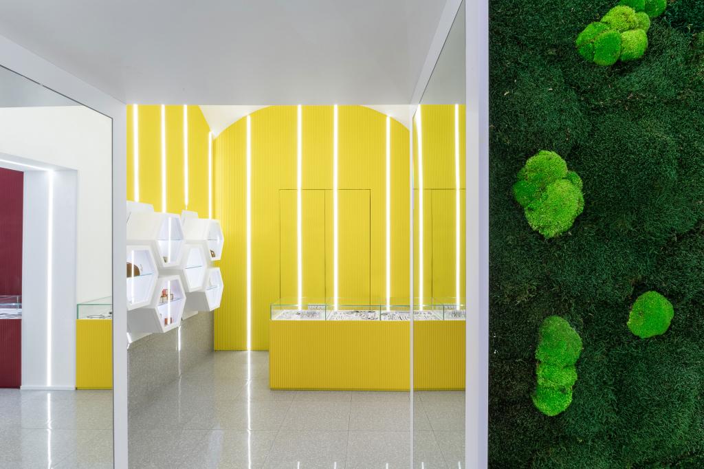 Дизайнеры очень живописно украсили ювелирный магазин в Неаполе, сделав витрины в форме пчелиных сот, а одну из стен даже покрыли мхом