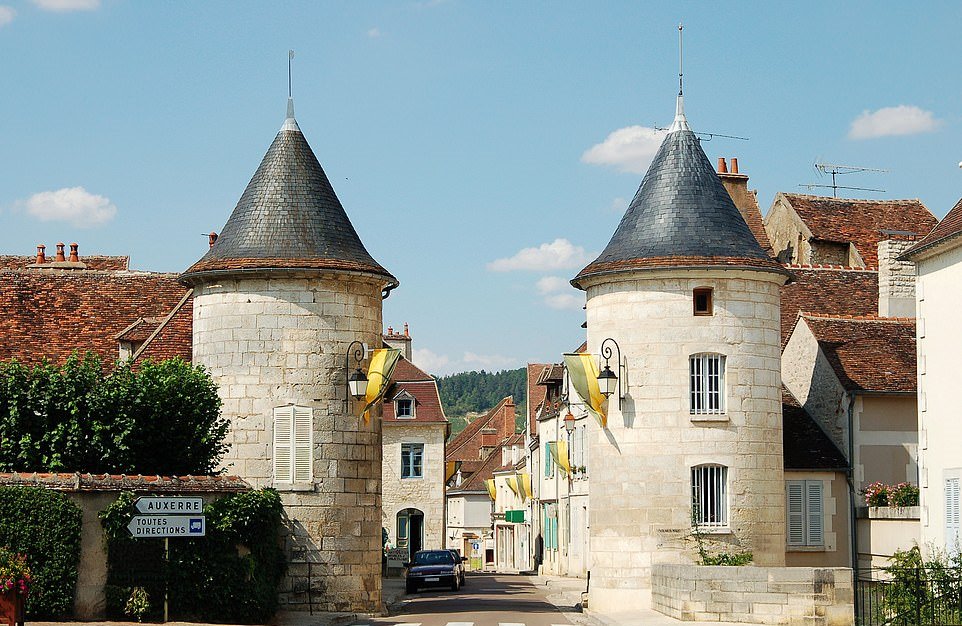 Во Франции выбрали самую красивую деревню. За первое место боролись еще 9 достойных конкурентов (фото)