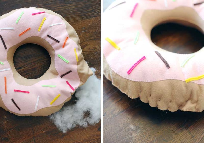 Сделала для детской комнаты декоративную подушку в виде аппетитного пончика: для детей она стала еще и игрушкой