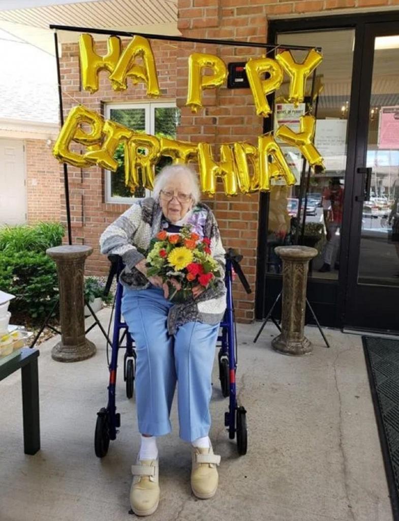 Старушка переболела коронавирусом, выздоровела и отпраздновала свое 100-летие