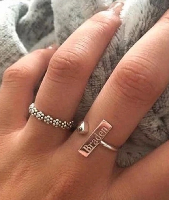 Жених подарил невесте оригинальное кольцо: но за необычную форму украшения его прозвали эгоистом (фото)