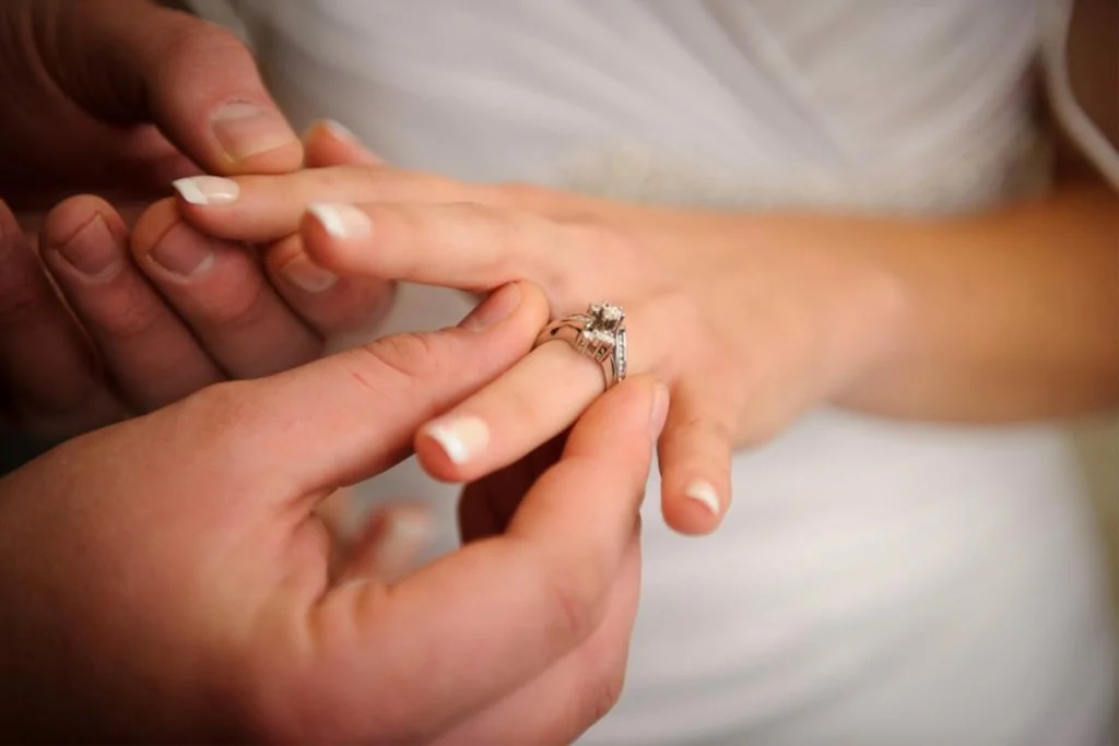 Жених подарил невесте оригинальное кольцо: но за необычную форму украшения его прозвали эгоистом (фото)