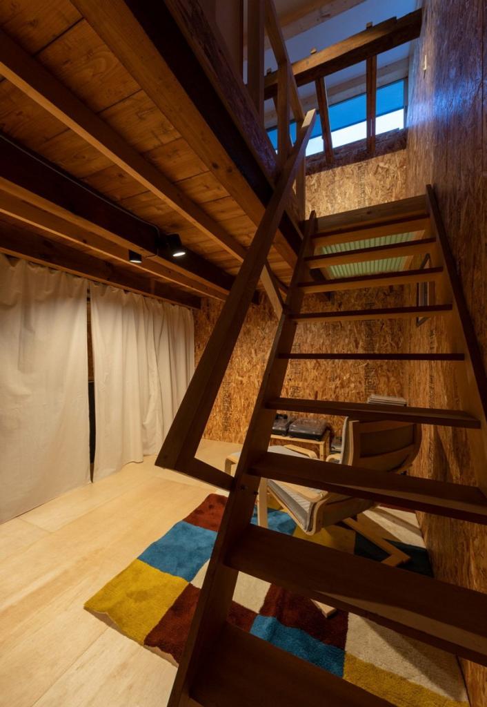 Архитекторы превратили небольшой склад в жилое помещение: каждый этаж состоит из одной комнаты без перегородок