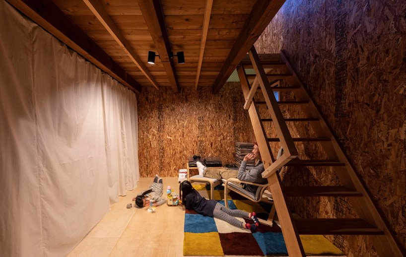 Архитекторы превратили небольшой склад в жилое помещение: каждый этаж состоит из одной комнаты без перегородок