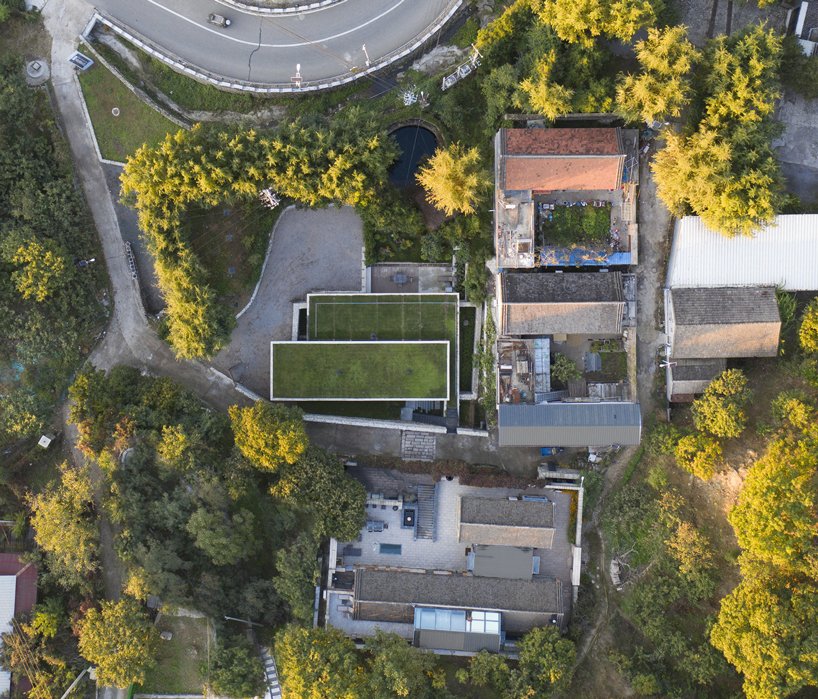 Архитекторы превратили бывший подземный склад в роскошный дом: а с его крыш, покрытых зеленым газоном, даже видна Великая Китайская стена