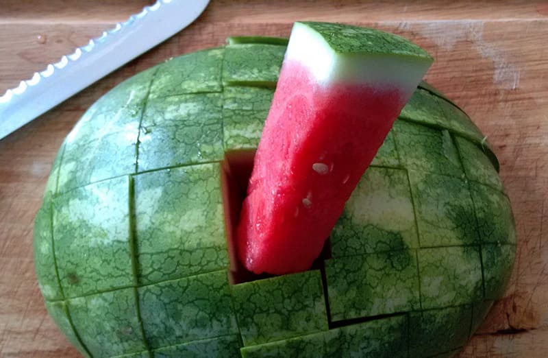 Разрезали арбуз: как долго можно хранить его, чтобы потом съесть без вреда для здоровья (слишком крупные ягоды я вообще не советую оставлять на потом)