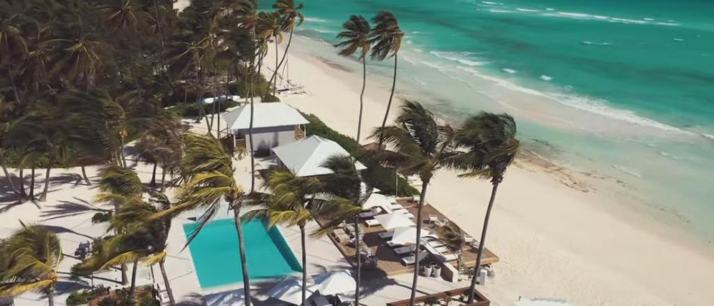 Всего за 32 000 $ любой желающий может арендовать частный курорт на острове, который местные называют "спящим гигантом": к услугам гостей - личный шеф-повар и 6 роскошных вилл
