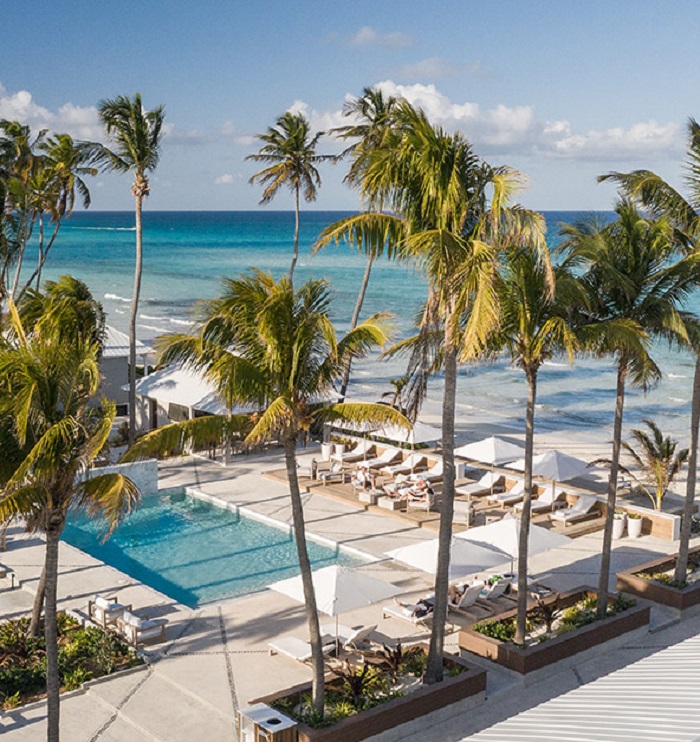 Всего за 32 000 $ любой желающий может арендовать частный курорт на острове, который местные называют "спящим гигантом": к услугам гостей - личный шеф-повар и 6 роскошных вилл