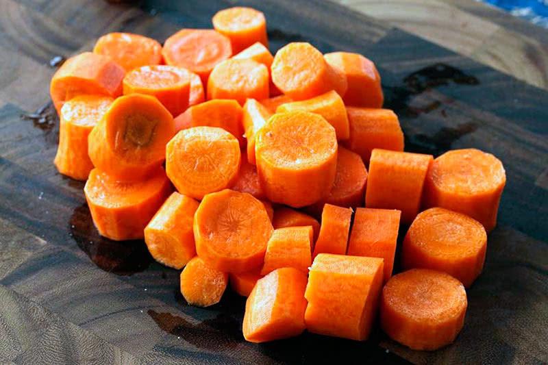 При жарке всегда кладу в масло пару кусков моркови: так пища никогда не станет обугленной и неаппетитной