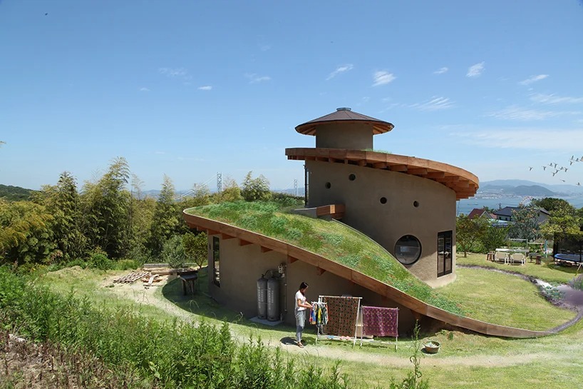 Молодая семья попросила архитекторов построить "жилище, которое будет расти вместе с ними": как выглядит их спиральный дом с садом на крыше