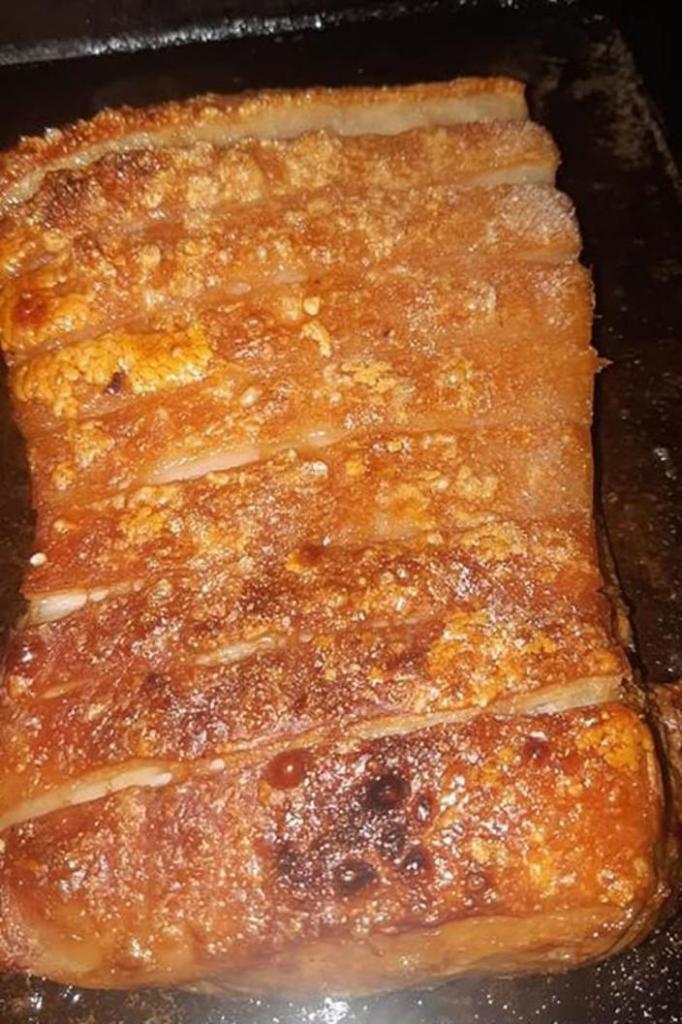 На праздники моя бабушка всегда запекает свиную грудинку по особому рецепту. Мясо тает во рту