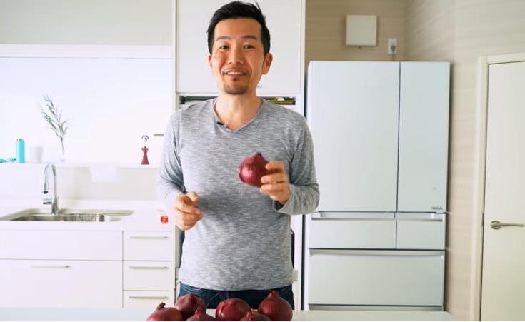 Шефу Мацумото не нравилось, как кулинарные школы учат нас резать лук. Поэтому он записал видео, как это сделать быстро, качественно и просто
