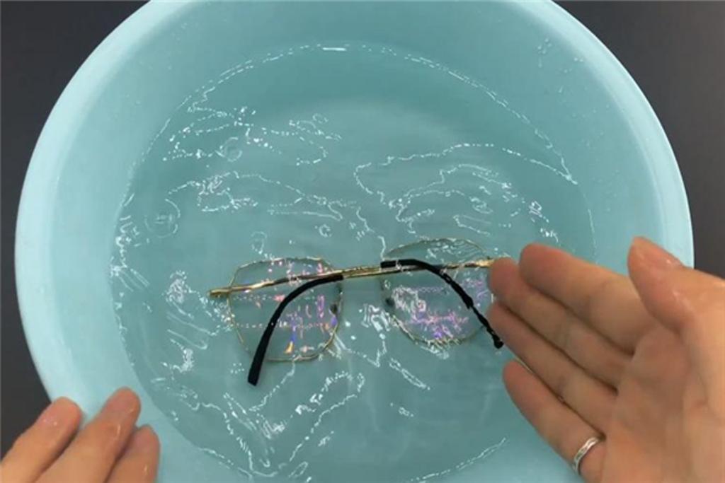 Очки не протираю салфеткой: для очистки стекол использую обычное кухонное средство