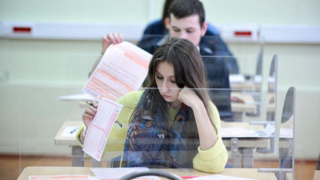"Никаких вспышек нет, мы здесь выверяли каждый шаг": российские школьники сдают экзамены без коронавирусной угрозы