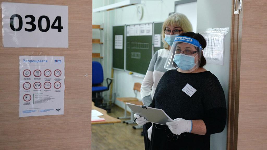 "Никаких вспышек нет, мы здесь выверяли каждый шаг": российские школьники сдают экзамены без коронавирусной угрозы