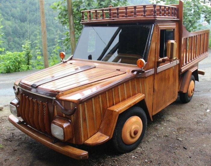 Мужчина 1,5 года потратил на создание деревянного автомобиля в натуральную величину