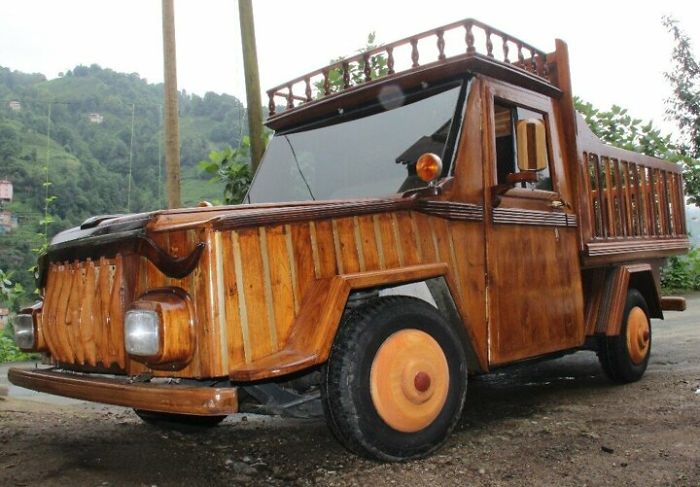 Мужчина 1,5 года потратил на создание деревянного автомобиля в натуральную величину