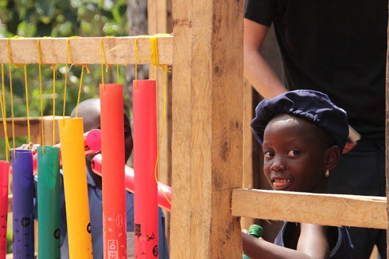 Архитекторы построили извилистую игровую площадку рядом со школой в Африке: на вершине детям открывается волшебный вид на джунгли