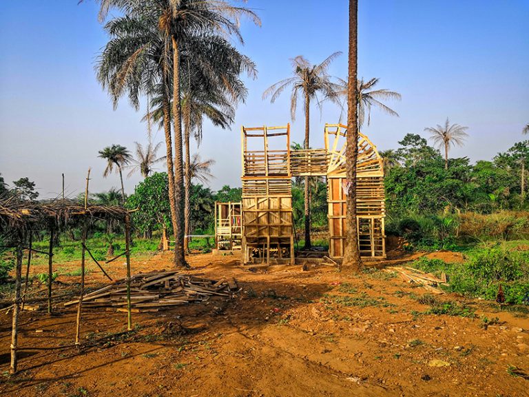 Архитекторы построили извилистую игровую площадку рядом со школой в Африке: на вершине детям открывается волшебный вид на джунгли