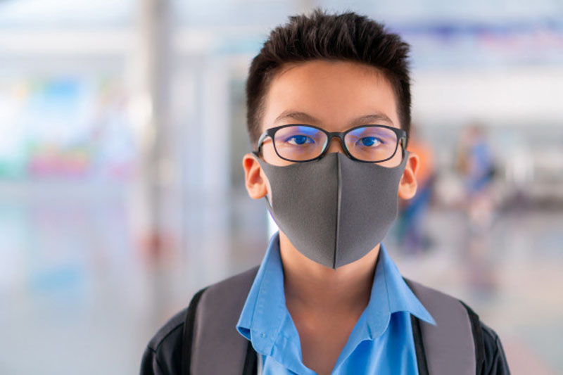 Важные советы российских и зарубежных врачей - должны ли дети носить маски во время пандемии: оказывается, иногда это просто опасно