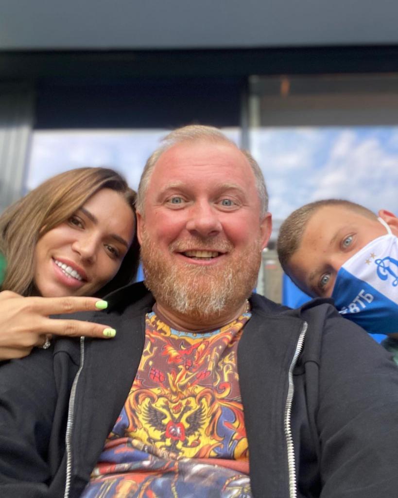 Счастливый Константин Ивлев сходил на футбольный матч вместе с молодой невестой и сыном (фото)