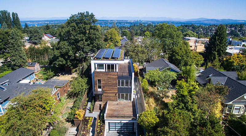 С заботой о природе: дом в Сиэтле, на крыше которого есть не только небольшой сад, но и солнечные батареи, обеспечивающие владельцев энергией