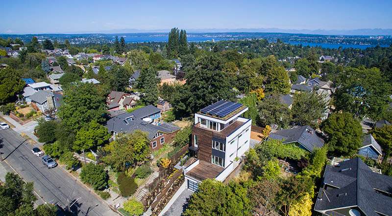 С заботой о природе: дом в Сиэтле, на крыше которого есть не только небольшой сад, но и солнечные батареи, обеспечивающие владельцев энергией
